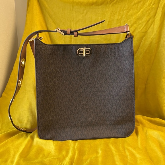 Michael Kors - Picture 2 of 4